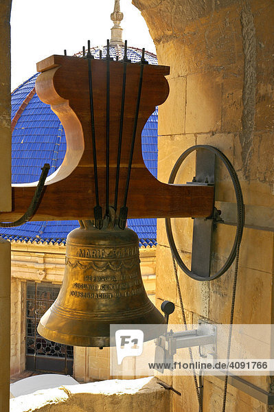 Kirchenglocke im Glockenturm vor der blauen Keramikkuppel der barocken Basilika aus dem 17. Jahrhundert  Basilika Santa Maria  Elx  Elche  Costa Blanca  Spanien