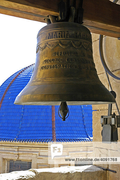 Kirchenglocke im Glockenturm vor der blauen Keramikkuppel der barocken Basilika aus dem 17. Jahrhundert  Basilika Santa Maria  Elx  Elche  Costa Blanca  Spanien