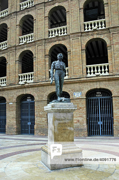 Statue vor der Stierkampfarena  Valencia  Spanien