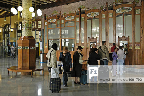 Reisende stehen Schlange in der Vorhalle  Schalter  Fahrkartenverkauf  Bahnhof  Valencia  Spanien