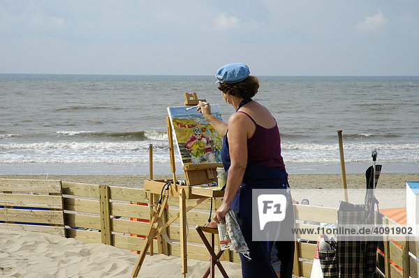Malerin mit Staffelei am Strand  Noordwijk  Südholland  Holland  Niederlande