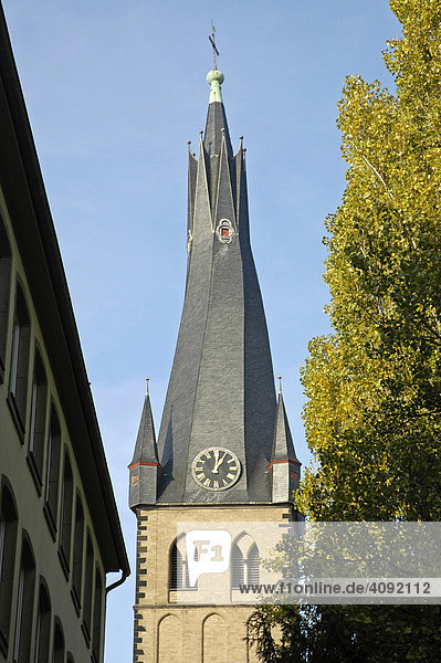 Der schiefe Kirchturm der St Lambertus Basilika  Düsseldorf  NRW  Nordrhein Westfalen  Deutschland