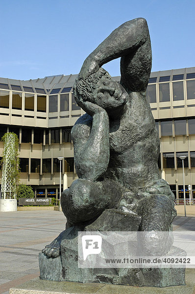 Neues Rathaus  Skulptur von Sandro Chia  Bielefeld  NRW  Nordrhein Westfalen  Deutschland