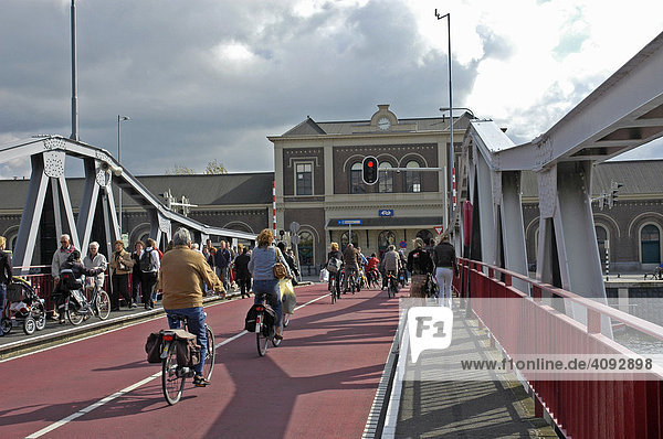 Fahrradfahrer  Brücke  Bahnhof  Middelburg  Zeeland  Holland  Niederlande