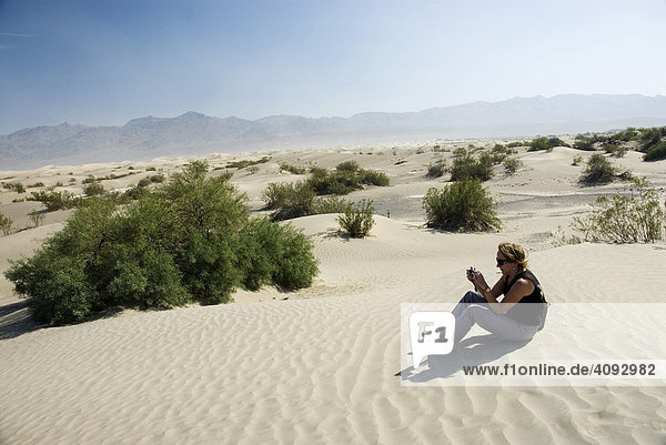 Sitzende Frau im Death Valley  Mojave-Wüste  Kalifornien  USA