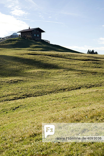 Hügel mit Hütte  Eckbauer  Werdenfelser Land  bei Garmisch Partenkirchen  Bayern  Deutschland