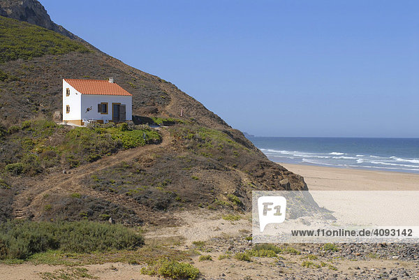 Kleines Haus am Berg an einem einsamen Sandstrand in der Algarve  Portugal