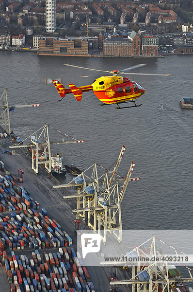 Rettungshubschrauber Eurocopter Medicopter BK 117 im Flug über dem Hamburger Hafen  Hamburg  Deutschland