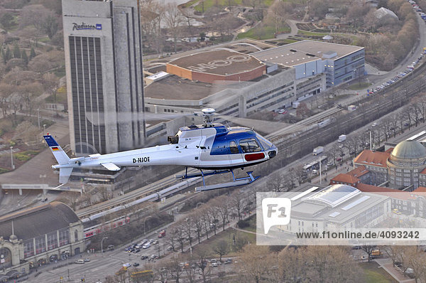Eurocopter AS 350 im Flug über dem Messegelände Hamburg  Deutschland