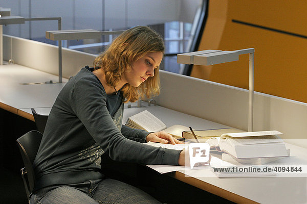 Studentin arbeitet in Bibliothek  Berlin  Deutschland