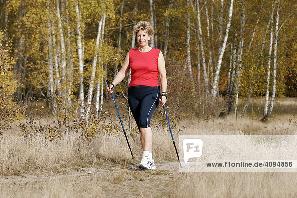 Frau beim Nordic walking MR