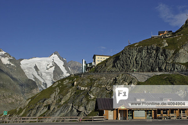 Gebäude auf der Franz Josefs Höhe vor dem Gipfel des Großglockners im Morgenlicht Kärnten Österreich
