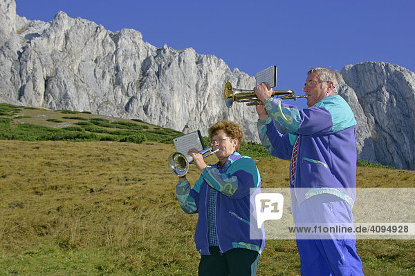 Musiker spielen auf der Fölzalm auf Hochschwab Steiermark Österreich