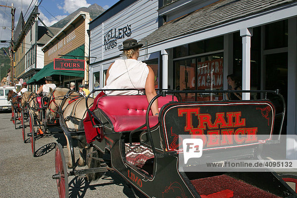 Pferdekutschen transportieren Touristen durch die Goldrauschstadt von Skagway Alaska USA