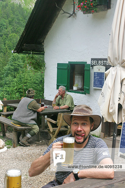 Mann freut sich auf ein kühles Bier auf der Mairalm beim Traunstein Oberösterreich