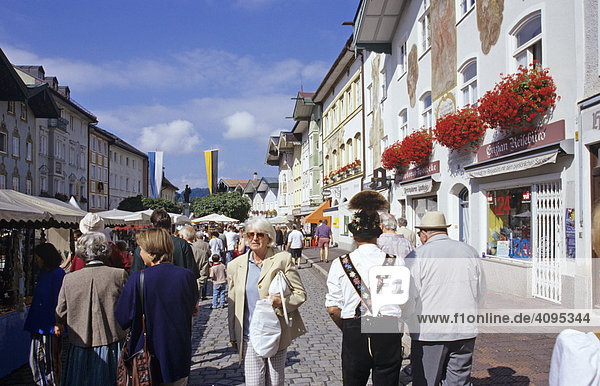 Töpfermarkt in der Marktstraße von Bad Tölz Bayern Deutschland