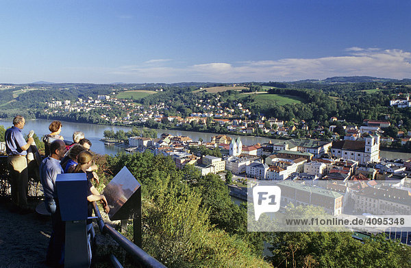Blick von der Feste Oberhaus auf die Altstadt Passau Bayern Deutschland