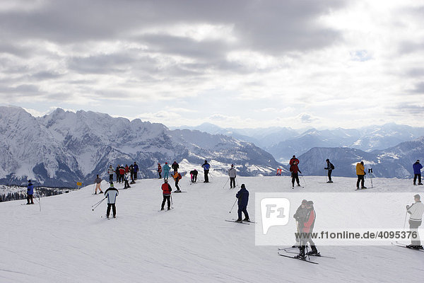 Schifahrer auf der Tauplitz Steiermark Österreich