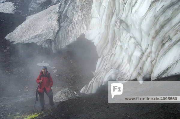 Frau beim Eingang zur Eishöhle Laugavegur Hrafntinnusker Island
