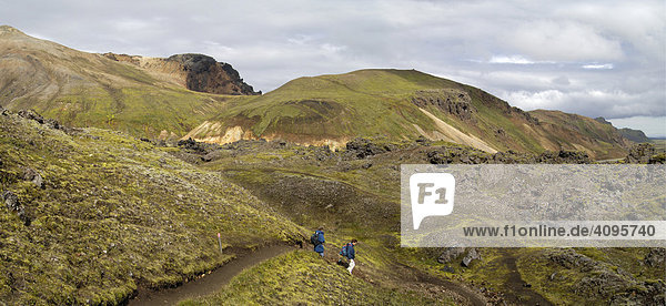 Links Teil des Brennisteinsalda rechts Teil des Lavafeldes Laugahraun Landmannalaugar Island