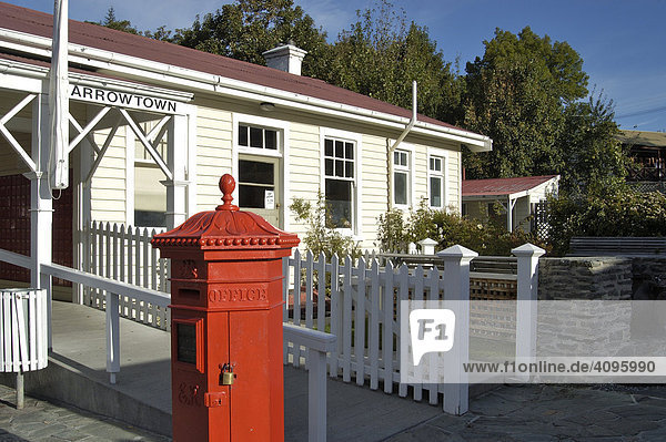 Roter Briefkasten vor einem historischen Gebäude der ehemaligen Goldgräberstadt  Arrowtown  Südinsel  Neuseeland