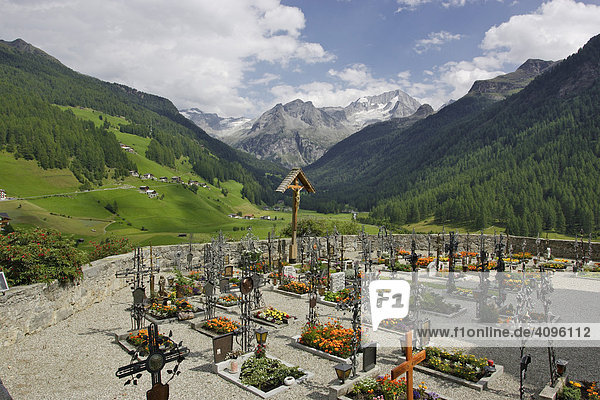 Friedhof bei der Kirche von Rain in Taufers und Bachertal mit Lenkstein (3237m)  Südtirol  Italien