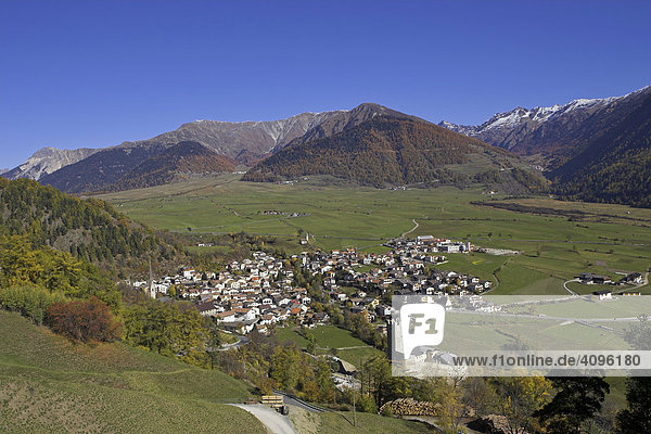 Blick auf den Ort Burgeis mit der Fürstenburg  Oberer Vinschgau  Südtirol  Italien