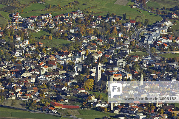 Blick auf den Ort Mals Oberer Vinschgau Südtirol Italien