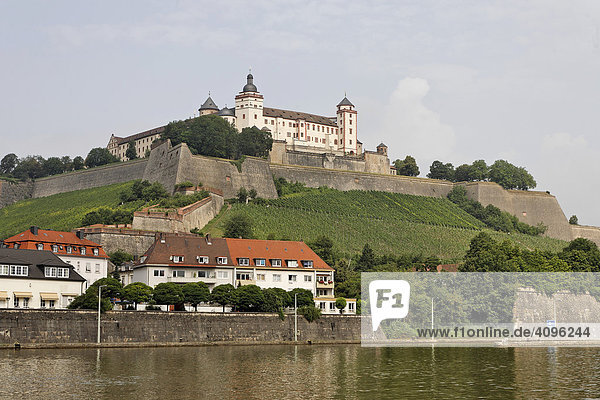 Festung Marienberg und Main Fluß  Würzburg  Bayern  Deutschland