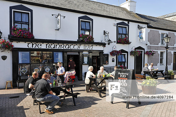 Seit die Pubs rauchfrei sind gibt es viel mehr Plätze im Freien  Skull  Cork  Irland