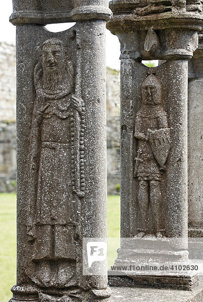 Mit Steinreliefs verzierter Kreuzgang der Zisterzienser Abtei von Jerpoint  Thomastown  Kilkenny  Irland