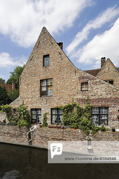 Haus an einem Kanal beim Beginenhof  Brügge  Flandern  Belgien
