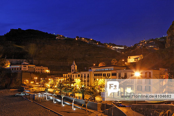 Der Ort am Abend  Ponta do Sol  Madeira  Portugal