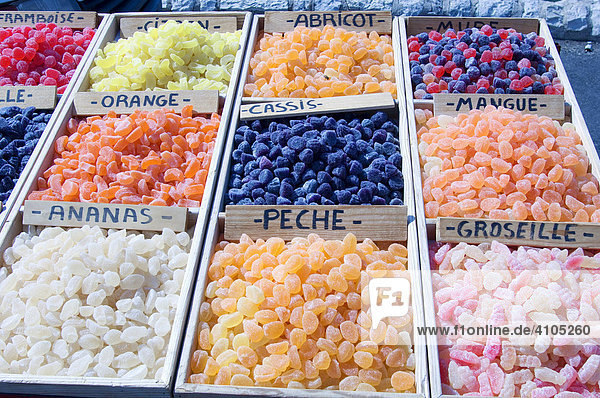 Marktstand mit verschiedenen Bonbons  Süßigkeiten  Sault  Provence  Südfrankreich  Europa