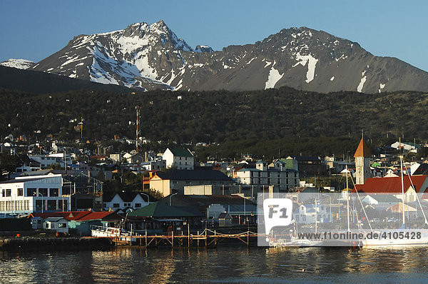 Berge  Gebäude und Hafen  Ushuaia  Tierra del Fuego  Argentinien