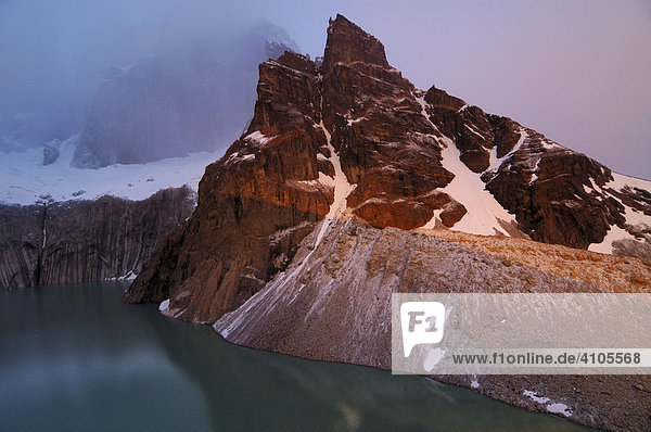 Sunrise seen from Mirador de las Torres  Torres del Paine National Park  Patagonia  Chile (Torres del Peine)
