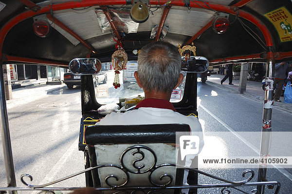 Blick aus einem Tuk-tuk während der Fahrt  Chiang Mai  Thailand