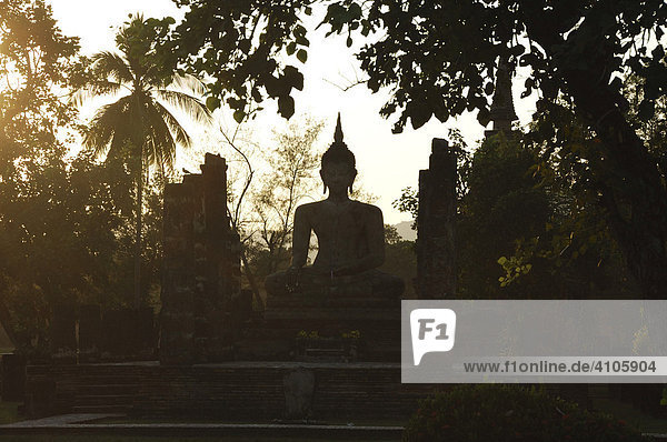 Buddha Skulptur bei Abenddämmerung  Wat Trapang Thong  Historischer Park Sukhothai  Sukhothai  Thailand