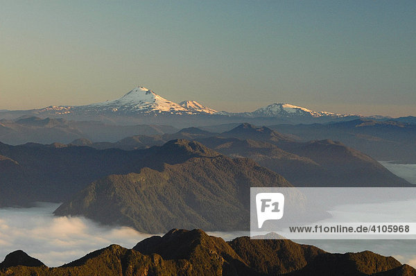 Vulkan Llaima vom Vulkan Villarrica aus gesehen  Pucon  Patagonien  Chile