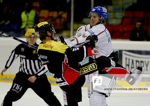 Eric SCHNEIDER (Hannover Scorpions) gegen Brock RADUNSKE (Augsburger Panther)