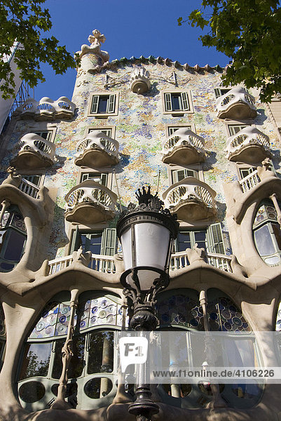 Fassade der Casa Batlò des Architekten Antoni Gaudí  Stadtteil Eixample  Barcelona  Spanien  Europa