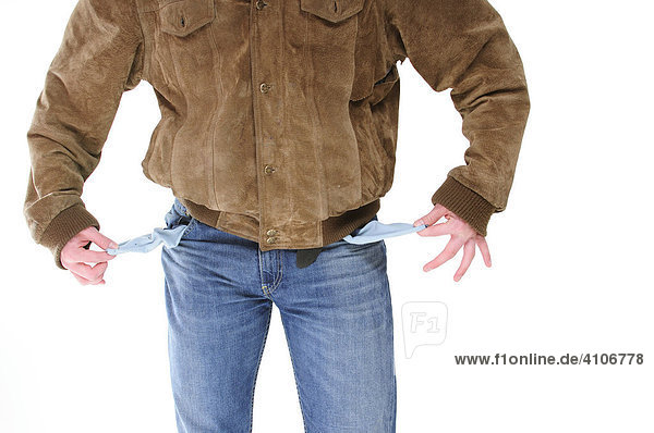 Junger  erwachsener Mann in Lederjacke  zeigt seine leeren Taschen
