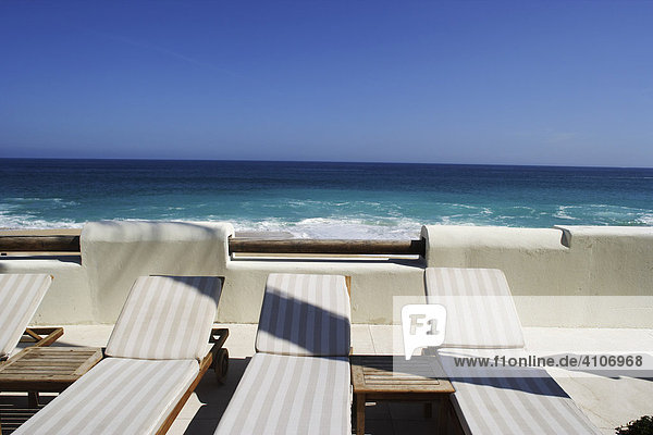 Liegestühle am Strand von Los Cabos  Baja California Sur  Mexiko