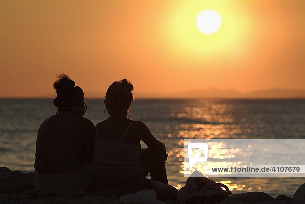 Zwei Frauen Am Strand Bei Sonnenuntergang Ibldig00291571 Imagebroker Lizenzpflichtiges Bild 