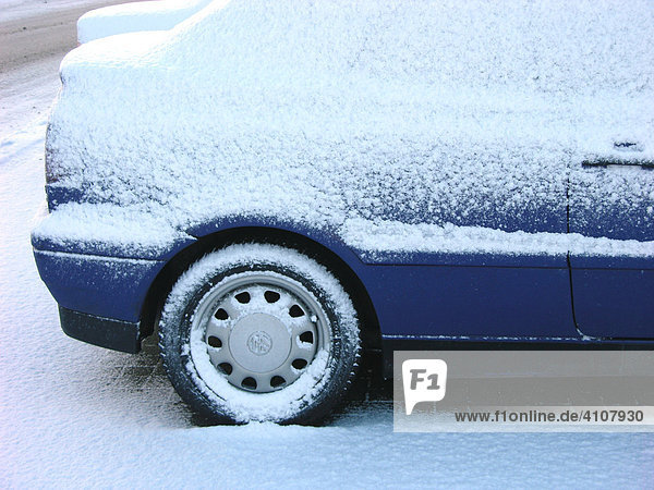 Vereiste Autos mit Schnee bedeckt