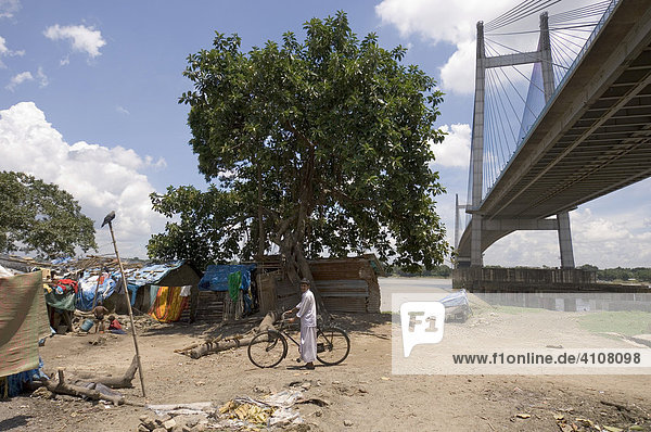 Typischer Hüttenslum  hier unter der Second Howrah-Bridge am Hooghly-Ufer  Howrah  Hooghly  Westbengalen  Indien