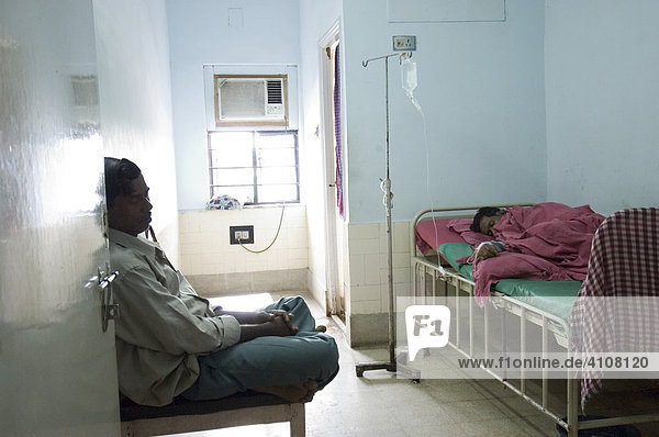 Einzelzimmer wie dieses sind in indischen Privatkrankenhäusern schon ein Luxus den sich nur die wenigsten leisten können  Howrah  Hooghly  Westbengalen  Indien