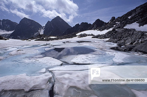 Schmelzendes Eis auf der Gradenscharte  Nationalpark Hohe Tauern  Kärnten  Österreich