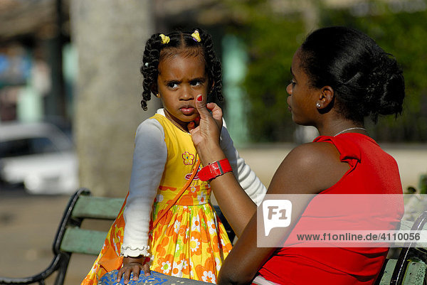 Afrokubaner  Mutter mit Tochter in Havanna