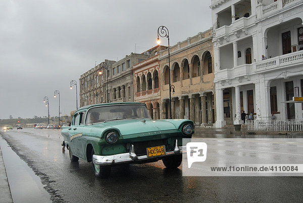 Oldtimer grün an einem Regentag am Malecon  Havanna  Kuba  Karibik